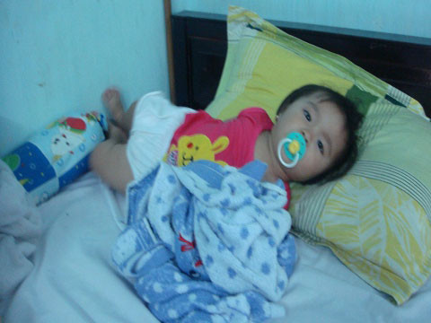 Bé Nguyễn Linh Đan con gái bệnh nhân phải đón tết trong bệnh viện với mẹ.