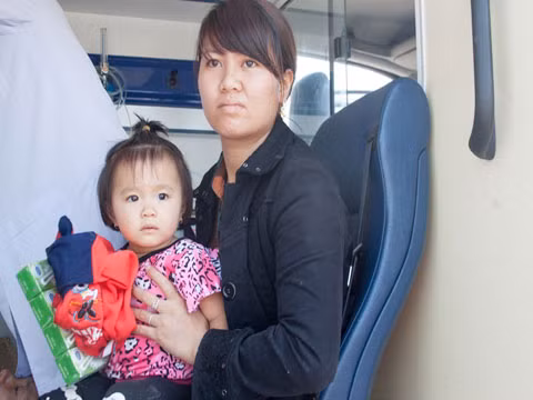 Vợ và con gái bệnh nhân cùng lên xe cứu thương về BV 175.