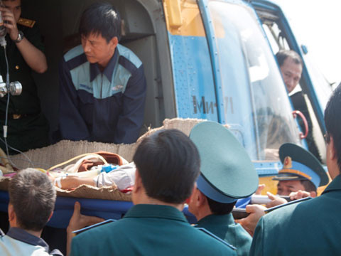 Đưa bệnh nhân xuống đất an toàn.