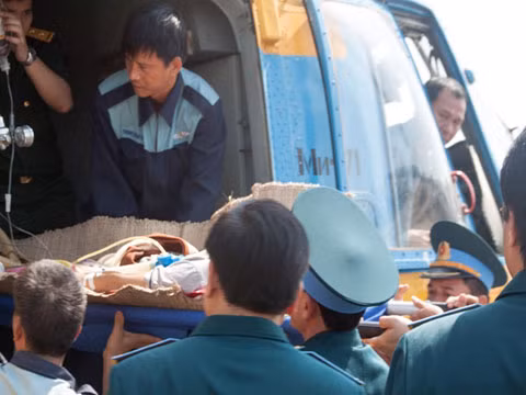 Đưa bệnh nhân xuống đất an toàn.