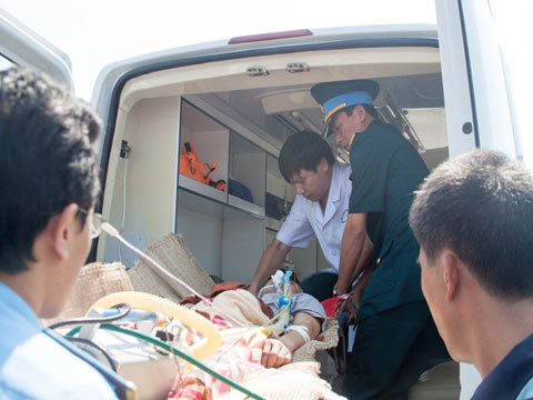 Chuyển bệnh nhân lên xe cấp cứu cứu về BV 175.