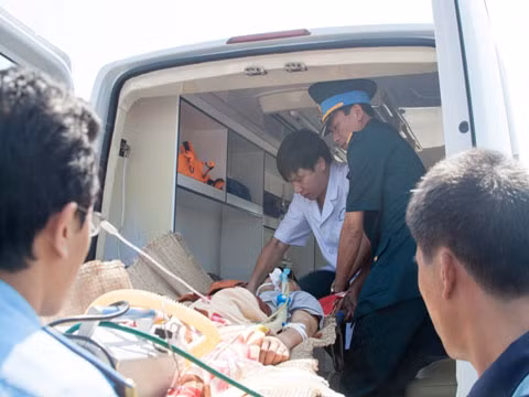 Chuyển bệnh nhân lên xe cấp cứu cứu về BV 175.