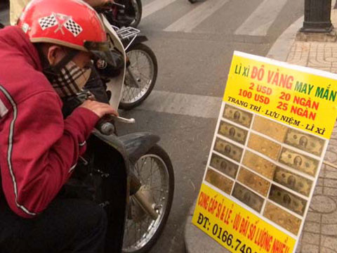 Khách đi đường tò mò xem loại tiền mới.