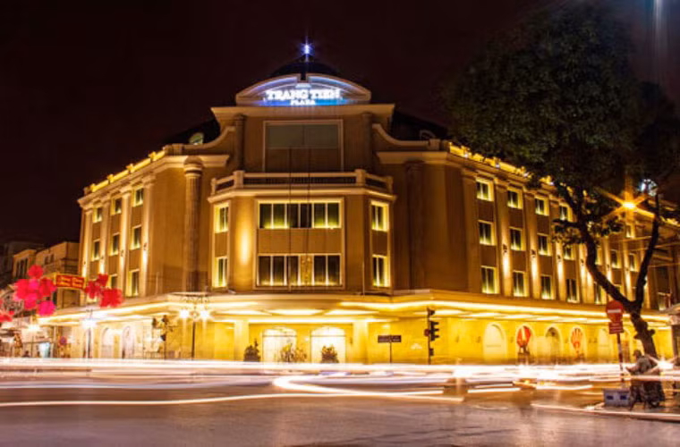 Tràng Tiền Plaza là một nơi có thể thưởng ngoạn pháo hoa, nhưng địa điểm này lại không tổ chức bán vé.