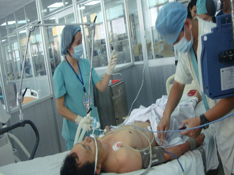 Lấy máu xét nghiệm cho bệnh nhân.