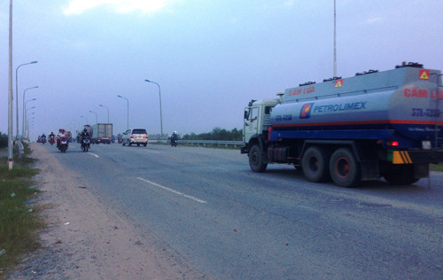 Hiện trường nơi xảy ra TNGT nghiêm trọng trên đường dẫn cao tốc TP HCM- Long Thành- Dầu Giây làm 2 thanh niên thiệt mạng.