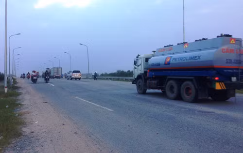 Hiện trường nơi xảy ra TNGT nghiêm trọng trên đường dẫn cao tốc TP HCM- Long Thành- Dầu Giây làm 2 thanh niên thiệt mạng.