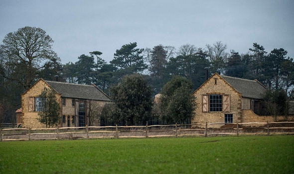 Cuối năm 2016, nhà Beckham mua một điền trang tại khu Cotswolds, Anh quốc với giá khoảng 7,5 triệu USD để làm nơi trú ẩn, nghỉ dường. Ảnh: The Sun.