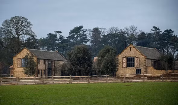 Cuối năm 2016, nhà Beckham mua một điền trang tại khu Cotswolds, Anh quốc với giá khoảng 7,5 triệu USD để làm nơi trú ẩn, nghỉ dường. Ảnh: The Sun.