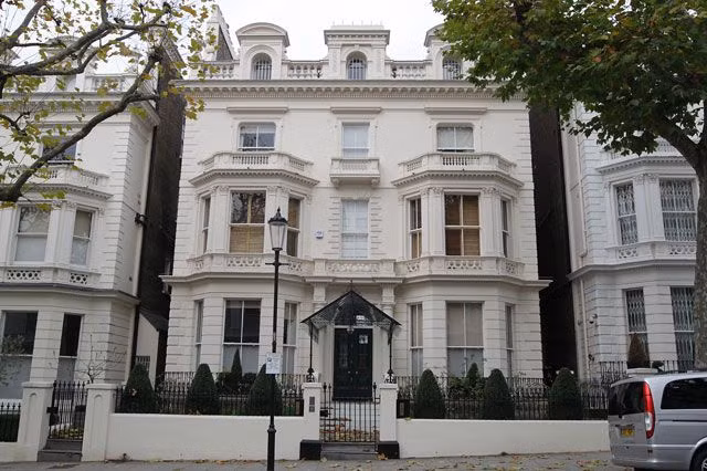 Năm 2013, cựu tiền vệ của CLB Manchester United bỏ ra gần 40 triệu USD để sở hữu một căn nhà phố hào nhoáng 7 phòng ngủ ở khu Holland Park tại thủ đô London, Anh quốc. Ảnh: Pinterest.