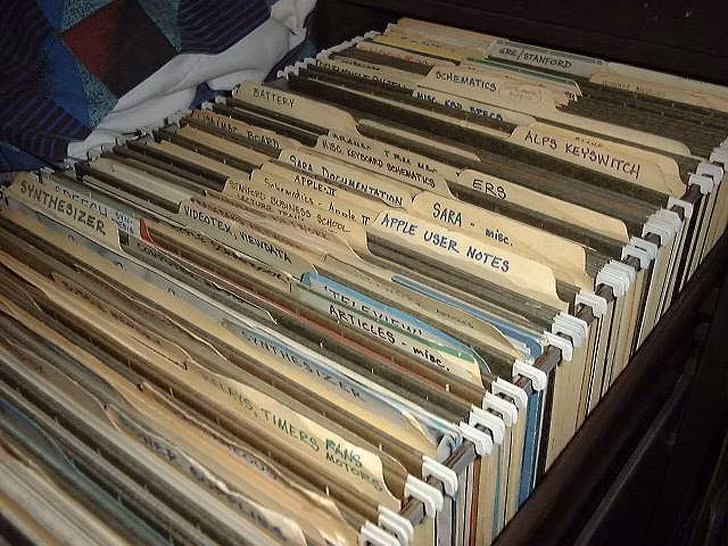 Trợ lý giám đốc điều hành đầu tiên Sherry Livingston. Livingston là thư ký đầu tiên tại Apple. Bà được đánh giá là một nhân viên tài năng, luôn hoàn thành tất cả các công việc, kể cả lặt vặt. Hiện không có thông tin chính thức về công việc hiện tại của Sherry.