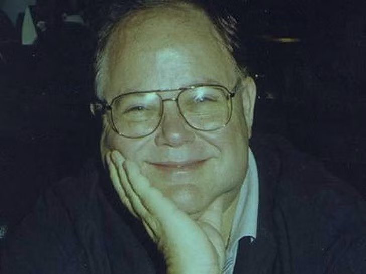 Cựu CEO của Apple, Michael "Scotty" Scott. Scotty tự nhận mình là nhân viên số 7 vì nó gợi nhớ đến điệp viên 007 James Bond. Scotty được mời đến làm việc cho Apple bởi nhà đầu tư Mike Markkula.