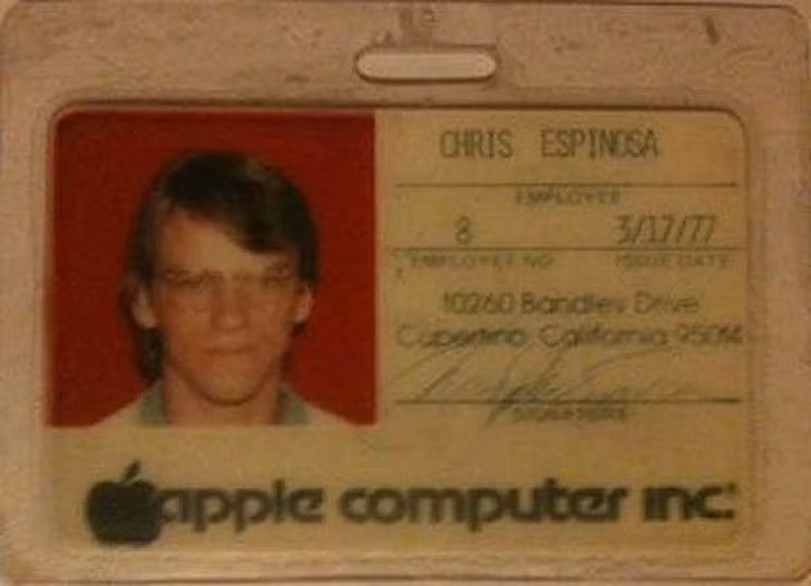 Nhân viên bán thời gian Chris Espinoza. Khi mới 14 tuổi, đang còn học trung học, Chris đã tham gia làm việc bán thời gian cho Apple. Và bây giờ ông là một trong những nhân viên kỳ cựu ở đây.