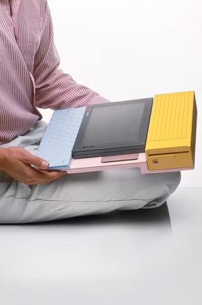 Máy tính bảng với bàn phím và ổ đĩa rời.