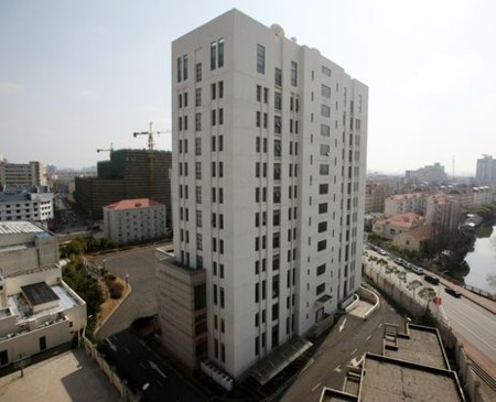 Theo đó, nhóm gián điệp mạng của Trung Quốc đã triển khai chiến dịch lừa đảo diện rộng nhằm xâm nhập vào cơ sở dữ liệu của nhiều công ty hàng đầu của Mỹ bằng một số thủ đoạn cũ, nhưng tinh vi, bí mật hơn. Trong ảnh là tòa nhà được cho là “căn cứ” của “quân đoàn hacker bí ẩn” tại thành phố Thượng Hải.