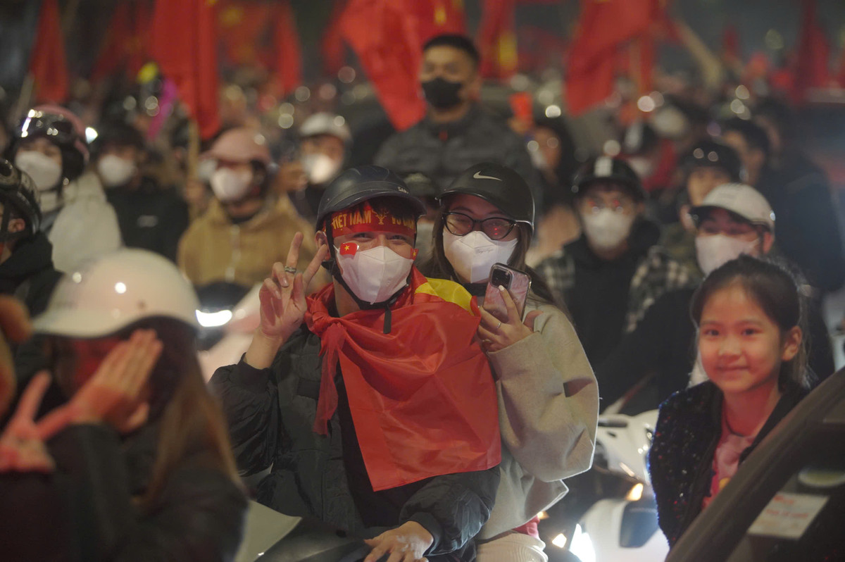 Những lá cờ Tổ quốc được người dân mang theo bay phấp phới trên nhiều tuyến phố Hà thành.