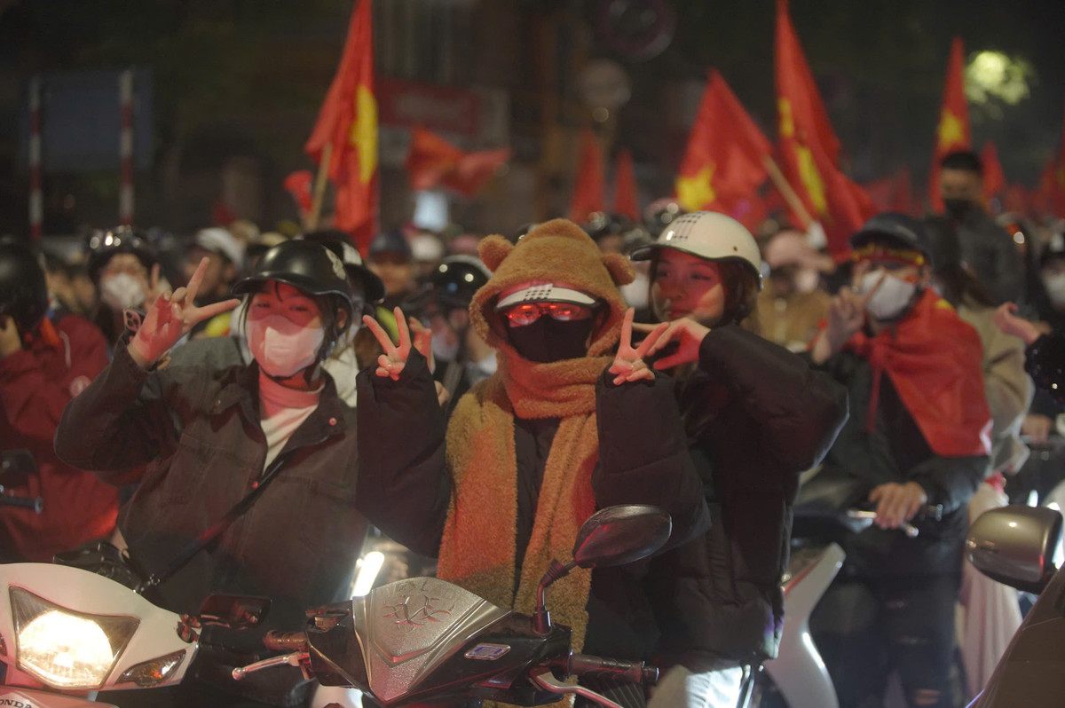 Cảnh tượng hòa ca, ăn mừng trên đường phố khiến nhiều người liên tưởng đến khung cảnh "đi bão" rộn ràng năm 2018. 