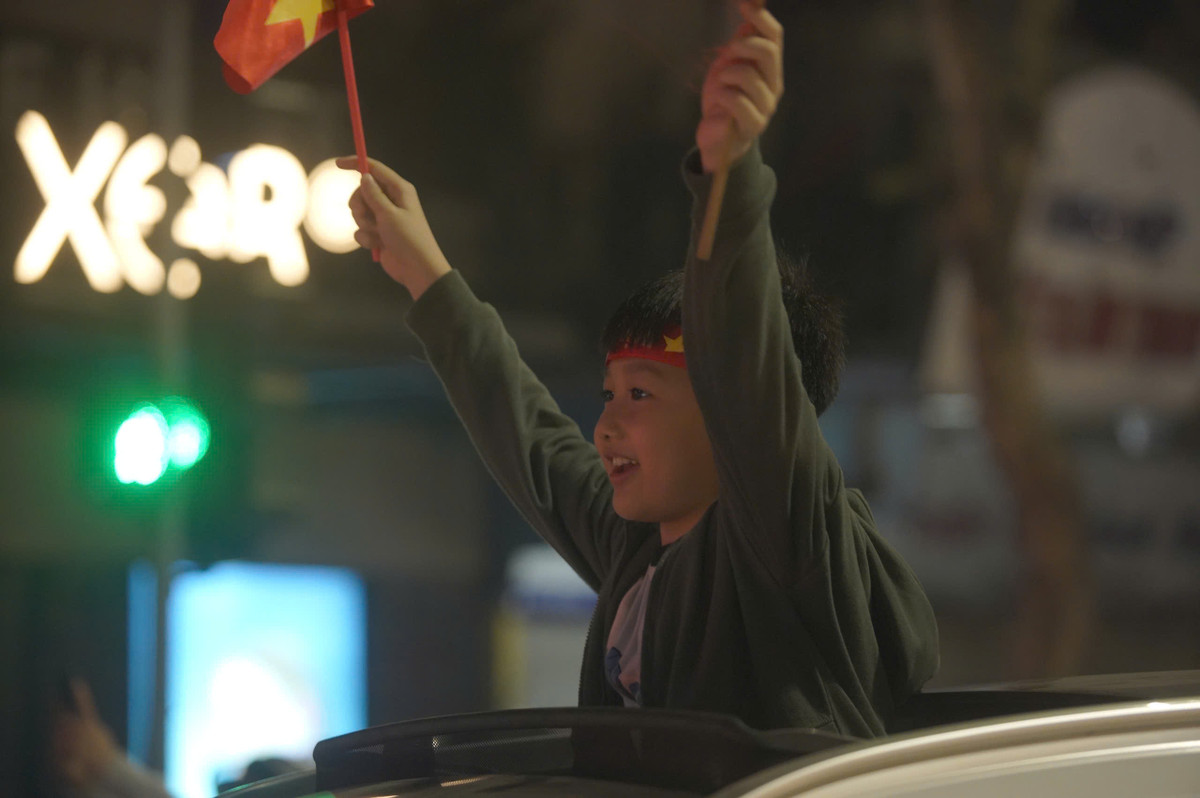 Tiếng hò reo không ngớt giữa rừng cờ đỏ bay phấp phới.