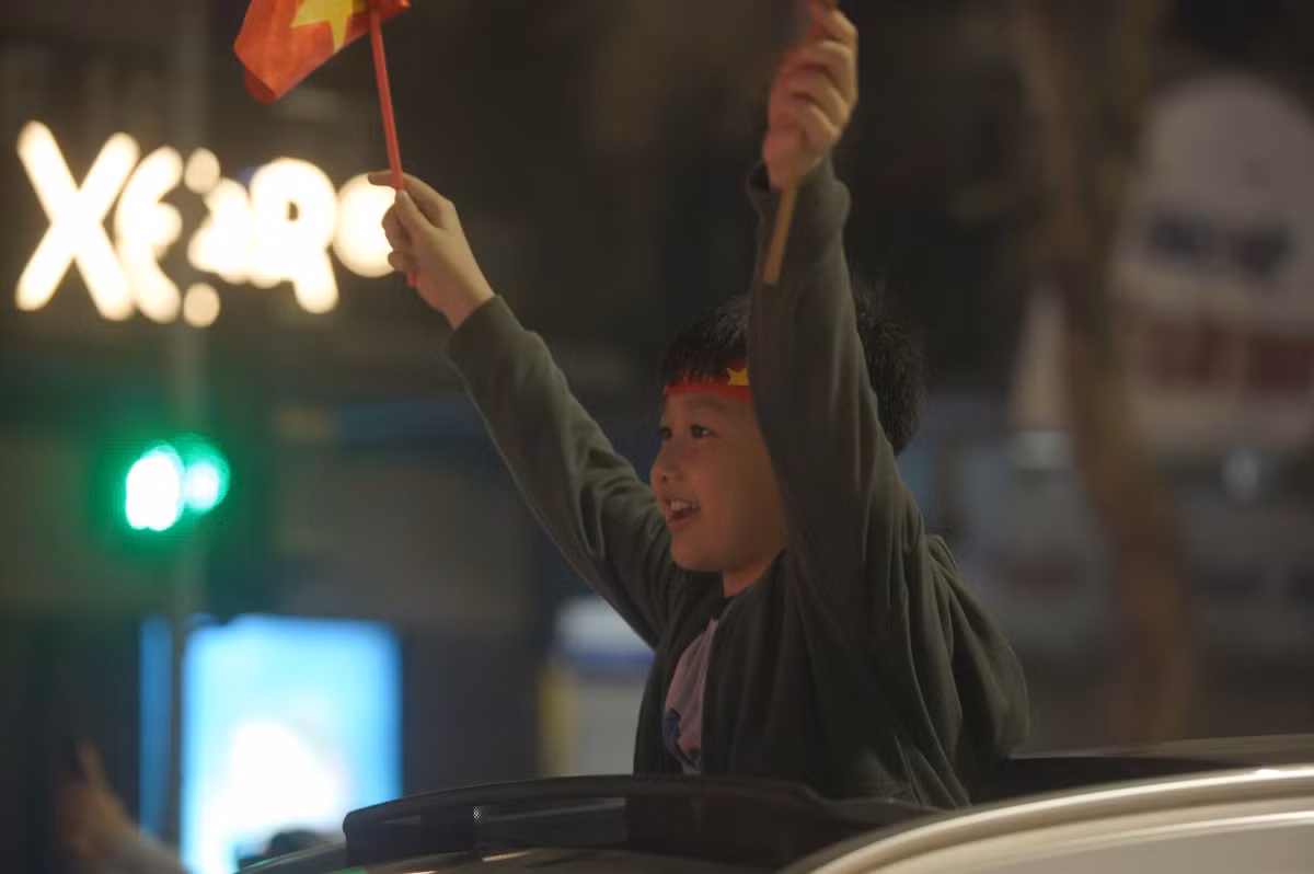 Tiếng hò reo không ngớt giữa rừng cờ đỏ bay phấp phới.