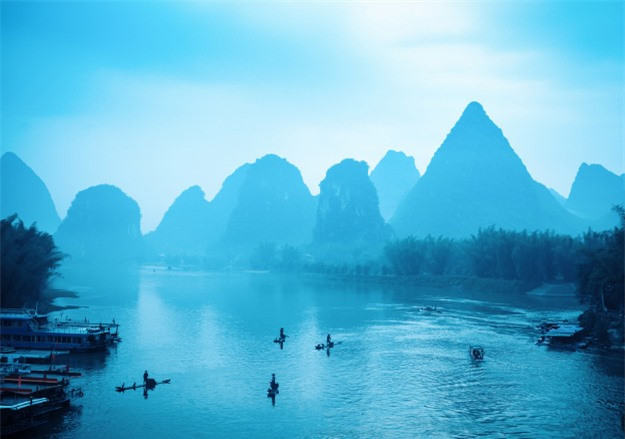 Trên thực tế, nơi này tuyệt đẹp với phong cảnh như trong một giấc mơ, nhất là những khi trời trong xanh mà mây trắng bao quanh những ngọn núi... Chính khung cảnh thần tiên này đã khiến Quế Lâm trở nên vô cùng quyến rũ và thu hút hàng triệu du khách ghé thăm nơi đây.