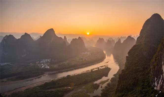 Ở trung tâm, bạn sẽ tìm thấy hai hồ nước khổng lồ là Shanbu và Ronghu. Các hồ được hình thành từ một con hào khổng lồ từ thời trung cổ, từng bao quanh những dải đất rộng lớn của thành phố.