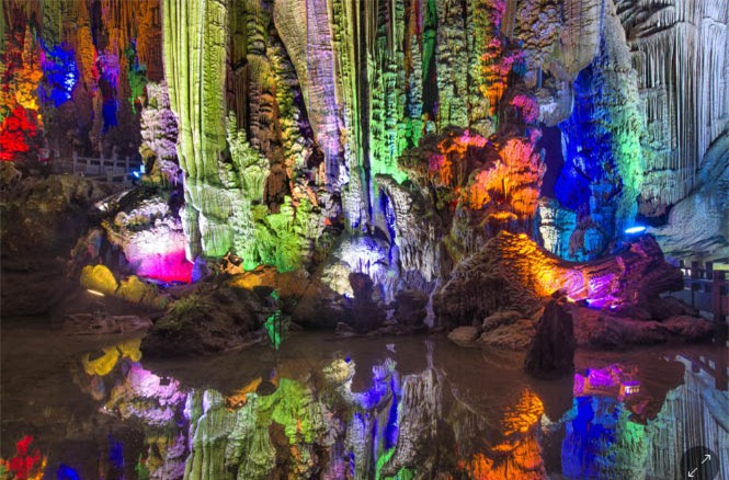 Nhiều hang động với những dòng thạch nhũ được kiến tạo qua hàng trăm năm và luôn được chiếu sáng bởi những ánh đèn màu rực rỡ muôn sắc cầu vồng.