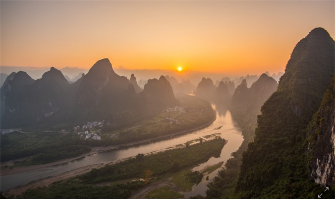 Ở trung tâm, bạn sẽ tìm thấy hai hồ nước khổng lồ là Shanbu và Ronghu. Các hồ được hình thành từ một con hào khổng lồ từ thời trung cổ, từng bao quanh những dải đất rộng lớn của thành phố.