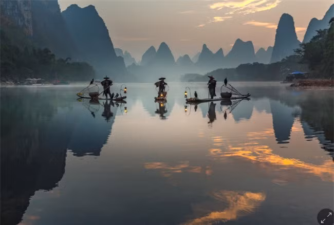 Với biệt danh là "viên ngọc của Trung Quốc", khu cảnh quan hồ núi đẹp tuyệt vời này có diện tích khổng lồ lên tới 27km2.