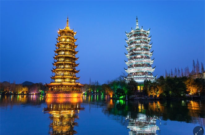 Những ngôi chùa với màu sắc rực rỡ, soi bóng lấp lánh xuống mặt nước hồ trong veo.