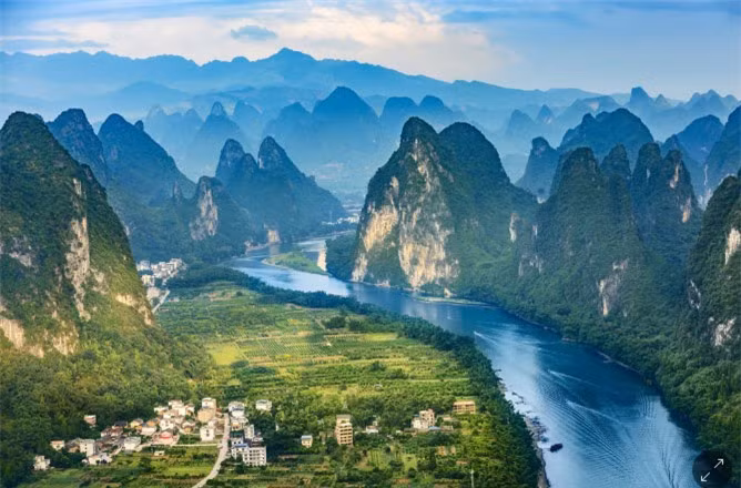 Nằm ở phía nam xa xôi của Trung Quốc dọc theo bờ sông Li rộng lớn, du khách sẽ tha hồ được khám phá những khung cảnh ấn tượng của nhiều ngọn núi đá vôi cao chót vót của Quế Lâm.