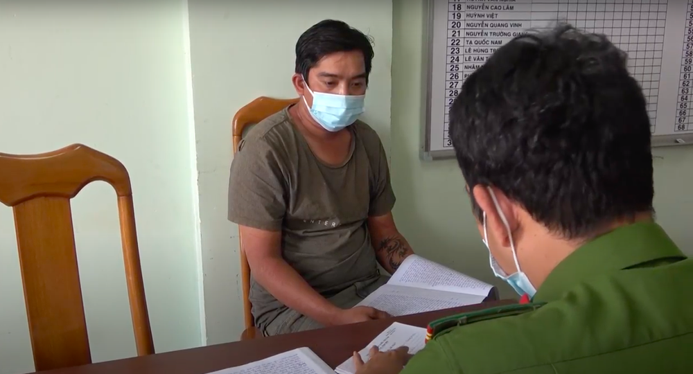 Tại cơ quan Công an, Ti khai nhận do vợ mới sinh được 15 ngày nên hắn tìm đến quán cà phê đèn mờ trên để "vui vẻ". Sau đó, hắn thấy chị O. - chủ quán đeo nhiều vòng vàng trên người nên đã dùng dao đâm chết nạn nhân để cướp tài sản.