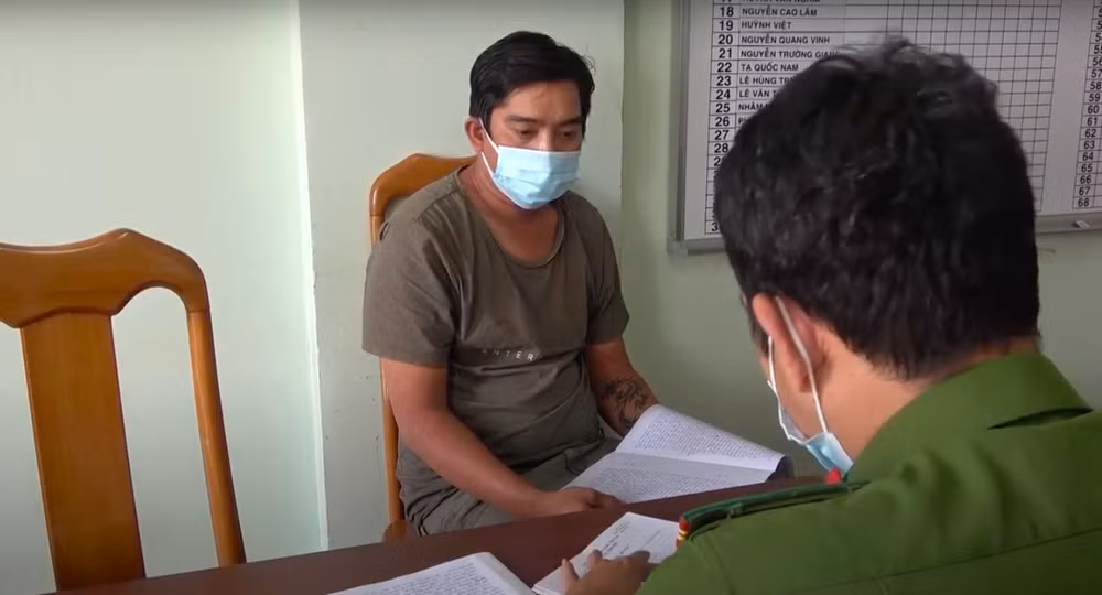 Tại cơ quan Công an, Ti khai nhận do vợ mới sinh được 15 ngày nên hắn tìm đến quán cà phê đèn mờ trên để "vui vẻ". Sau đó, hắn thấy chị O. - chủ quán đeo nhiều vòng vàng trên người nên đã dùng dao đâm chết nạn nhân để cướp tài sản.