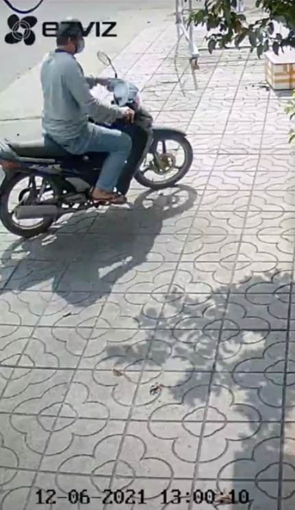 Qua trích xuất camera trong khu vực, cơ quan Công an phát hiện một đối tượng đi xe máy hiệu Honda Future là nghi can thực hiện vụ án mạng. Bằng các biện pháp nghiệp vụ, cơ quan Công an đã lần ra được chủ nhân của chiếc xe trên.