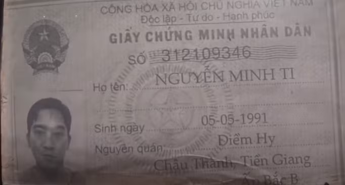 Từ đây, hung thủ vụ giết người được hé lộ là Nguyễn Minh Ti (SN 1991, quê Tiền Giang). Đối tượng này không đến làm việc mà bỏ đi đâu không rõ nên các trinh sát lại toả ra nhiều hướng để tổ chức truy bắt đối tượng.