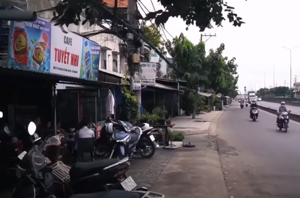 Qua điều tra, Công an làm rõ danh tính của nạn nhân là chị N.RT.O. (SN 1986, quê Kiên Giang). Chị O. thuê mặt bằng tại địa chỉ trên mở quán cà phê… đèn mờ.