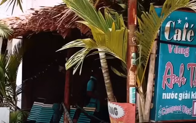 Chủ quán cà phê L.L. và bạn bè cùng làm việc với chị Hoàn cung cấp thêm thông tin, trước khi mất tích chị Hoàn có tâm sự chuyện buồn về việc bạn trai hay ghen tuông còn đe dọa giết, có cả chuyện liên quan đến tiền bạc. Dựa trên mối quan hệ của chị Hoàn mà người thân, bạn bè cung cấp, chiều 8/2/2017, Công an tỉnh Đồng Nai đã mời 2 người thanh niên có quan hệ với chị Hoàn lên làm việc. 2 người này được cho là cùng có mối quan hệ tình cảm với nạn nhân Hoàn.