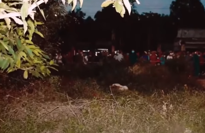 Cơ quan điều tra xác định, thi thể nạn nhân là nữ giới, chừng 25 - 35 tuổi, chết trong tình trạng lõa thể. Công an làm rõ thêm, nạn nhân cao 149cm, tóc nhuộm màu nâu hạt dẻ, uốn cong, bên tai phải có đeo khuyên tai hình tròn, bằng kim loại màu trắng, đặc biệt phía sau vai của nạn nhân có hình xăm hoa hồng màu đỏ, lá cây màu xanh, nhụy màu đen…