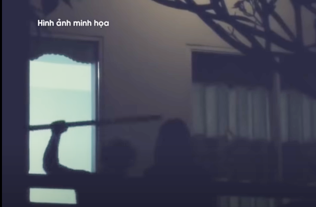 Sau khi “vui vẻ" xong, nghi phạm đã ra tay giết nạn nhân để cướp tài sản. Y khai y hành động một mình. Đến rạng sáng hôm sau, Phương bỏ thi thể nạn nhân vào bao tải trắng.