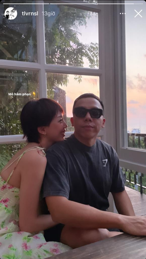 Hoàng Touliver hiếm hoi khoe ảnh Tóc Tiên, bà xã còn ôm ấp và nhìn chồng si mê Hoang Touliver hiem hoi khoe anh Toc Tien, ba xa con om ap va nhin chong si me