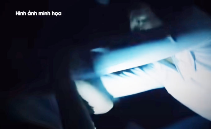 Trên đường đi Tiến cho xe chạy lòng vòng trên địa bàn xã Thạch Trung, khi đi trên đoạn đường Huy Lung, phía sau UBND xã Thạch Trung. Tiến đã chốt cửa xe và sát hại chị Oanh, sau đó lục lấy trong người nạn nhân 250 ngàn và một số tài sản.