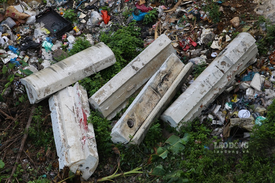 Các khối bê tông cắt ra được tập kết ngay dưới chân trụ cầu.