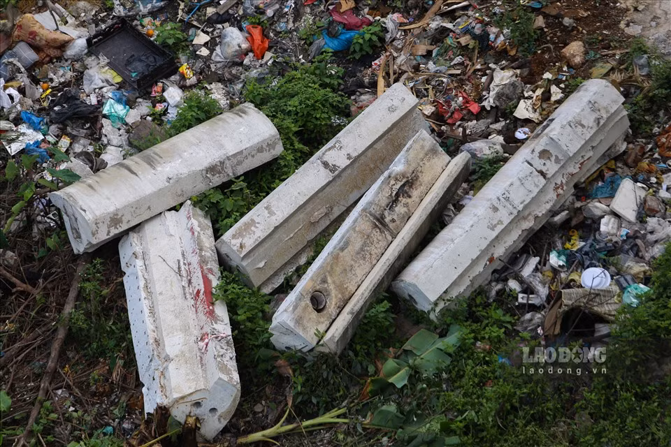 Các khối bê tông cắt ra được tập kết ngay dưới chân trụ cầu.