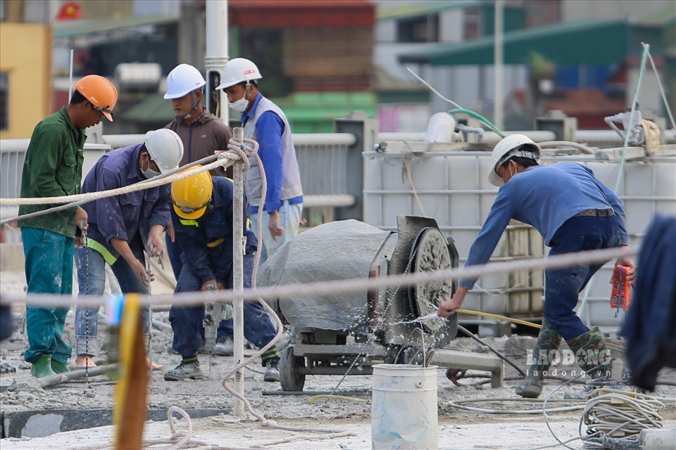 Nhằm đẩy nhanh tiến độ, công nhân được bố trí làm việc 3 ca/ngày.