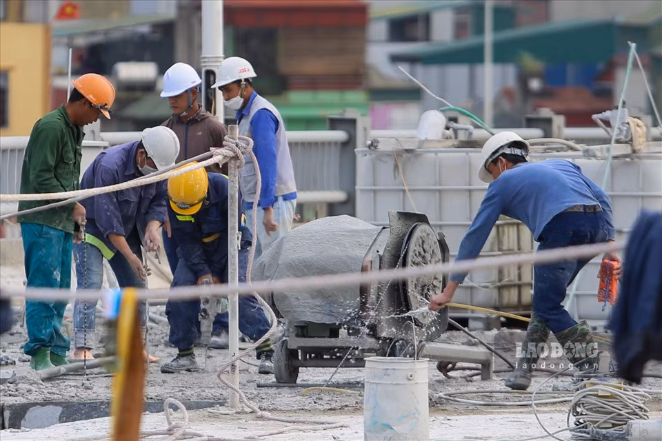 Nhằm đẩy nhanh tiến độ, công nhân được bố trí làm việc 3 ca/ngày.