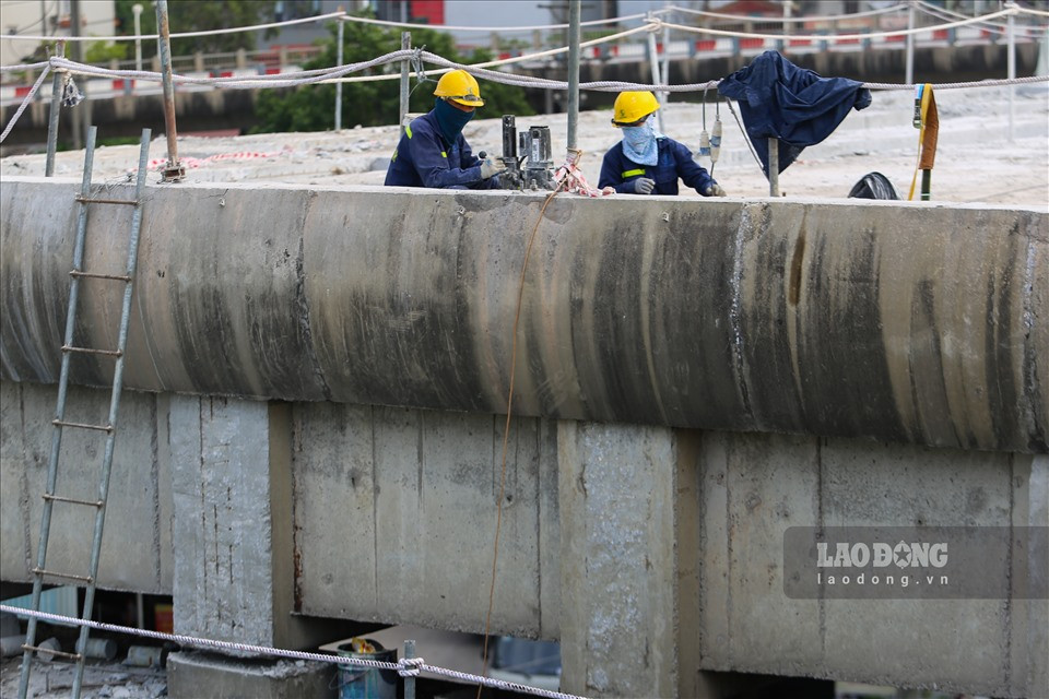 “Dự án tháo dỡ 2 nhịp cầu Vĩnh Tuy được chia làm 2 giai đoạn. Giai đoạn 1, chúng tôi thực hiện phá dỡ từ ngày 26.3 đến 30.4. Giai đoạn 2 chúng tôi thực hiện thi công phần trên từ trụ T17A đến trụ T18HL, thuộc dự án đầu tư xây dựng cầu Vĩnh Tuy 2”, Ông Đỗ Đức Long, Tư vấn giám sát dự án cho hay.