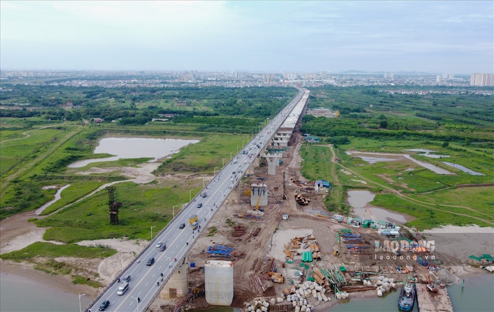 Vượt qua những khó khăn do dịch COVID-19 cũng như điều kiện địa chất phức tạp của lòng sông Hồng, chủ đầu tư và các nhà thầu tại Dự án xây dựng cầu Vĩnh Tuy giai đoạn 2 đang bám sát tiến độ, kiểm soát được các yêu cầu về chất lượng, nỗ lực đưa dự án “về đích” vào tháng 6.2023 theo đúng cam kết với thành phố Hà Nội.