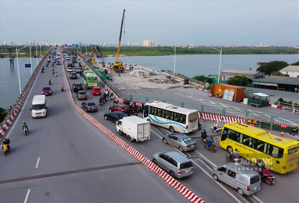 Mặt cầu bị thu hẹp nên thời gian qua trên cầu Vĩnh Tuy hướng Hai Bà Trưng sang Long Biên luôn xảy ra tình trạng ùn ứ, đặc biệt là giờ cao điểm.