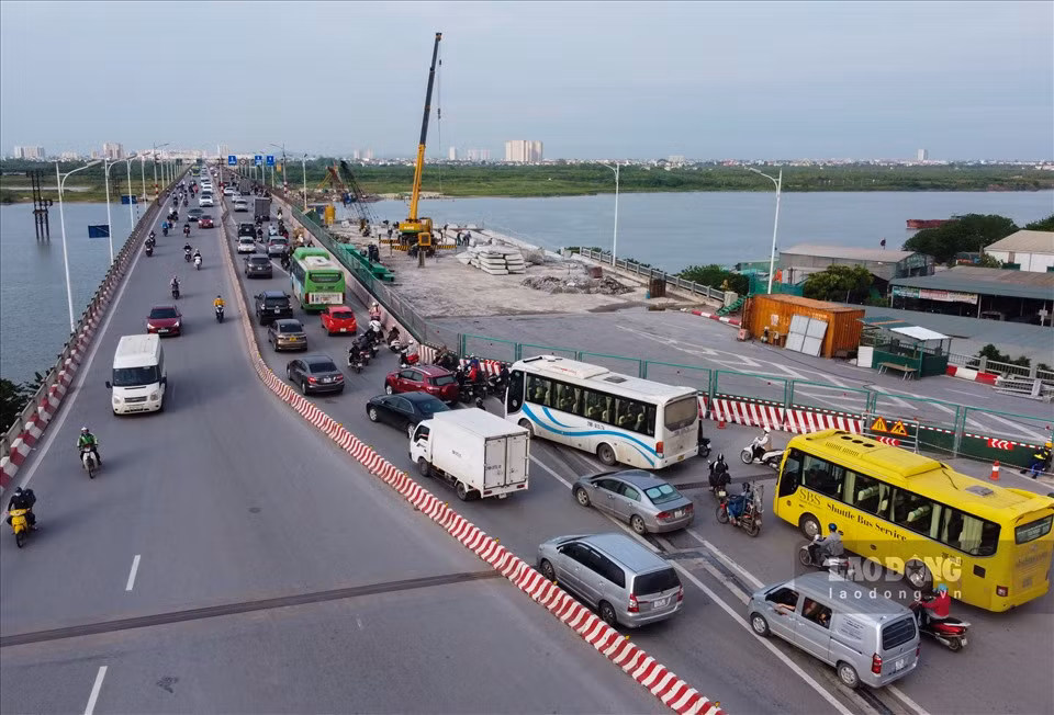 Mặt cầu bị thu hẹp nên thời gian qua trên cầu Vĩnh Tuy hướng Hai Bà Trưng sang Long Biên luôn xảy ra tình trạng ùn ứ, đặc biệt là giờ cao điểm.