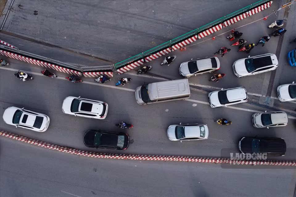 Việc rào chắn phá dỡ hai nhịp cầu tạo thành nút thắt cổ chai.