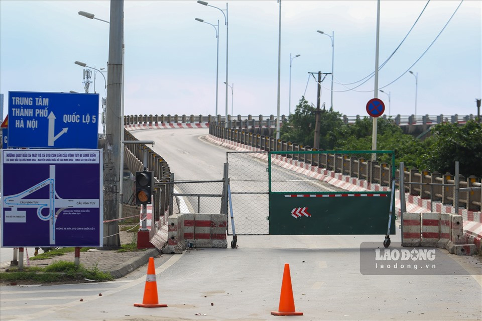 Nhánh kết nối từ đường Nguyễn Khoái lên cầu Vĩnh Tuy được đóng hoàn toàn trong thời gian thi công dự án.